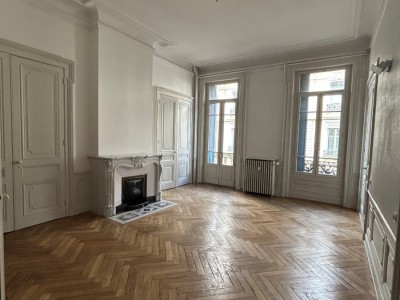 APPARTEMENT T4 A LOUER - ST ETIENNE CENTRE VILLE - 140.41 m2 - 990 € charges comprises par mois