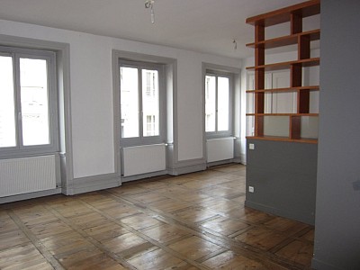 APPARTEMENT T3 A LOUER - ST ETIENNE CENTRE VILLE - 91.34 m2 - 670€ charges comprises par mois