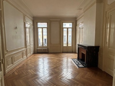APPARTEMENT T3 A LOUER - ST ETIENNE CENTRE VILLE - 121 m2 - 860 € charges comprises par mois