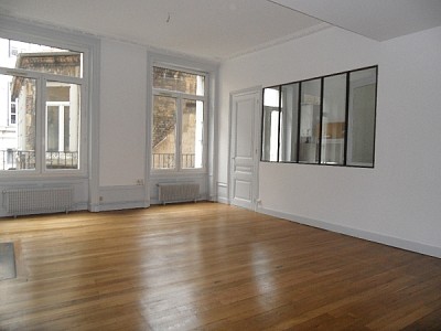 APPARTEMENT T3 A LOUER - ST ETIENNE CENTRE VILLE - 89.64 m2 - 750 &euro; charges comprises par mois