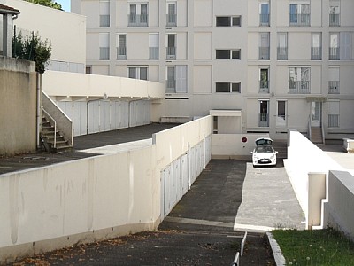 GARAGE A LOUER - ST ETIENNE FAURIEL - 70 € charges comprises par mois