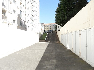 GARAGE A LOUER - ST ETIENNE FAURIEL - 70 € charges comprises par mois