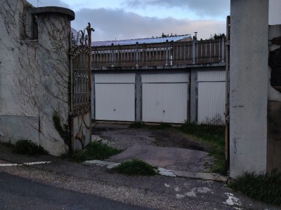À proximité du cours Fauriel, au niveau de la Chambre de commerce, ce garage individuel et fermé est disponible à la location. Il se situe dans une cour au 25 rue Henri Déchaud