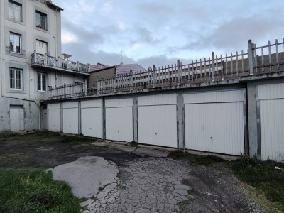 À proximité du cours Fauriel, au niveau de la Chambre de commerce, ce garage individuel et fermé est disponible à la location. Il se situe dans une cour au 25 rue Henri Déchaud