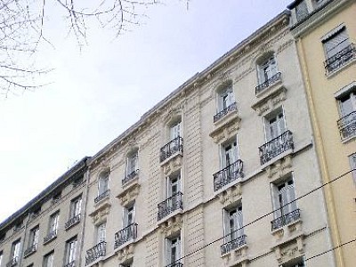 LOCAL COMMERCIAL A LOUER - ST ETIENNE CENTRE VILLE - 100 m2 - 3100€ HC et HT par mois