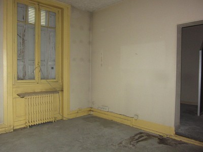 LOCAL COMMERCIAL A LOUER - ST ETIENNE SAINT FRANCOIS - 670€ HC par mois