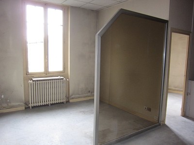 LOCAL COMMERCIAL A LOUER - ST ETIENNE SAINT FRANCOIS - 670 € HC par mois