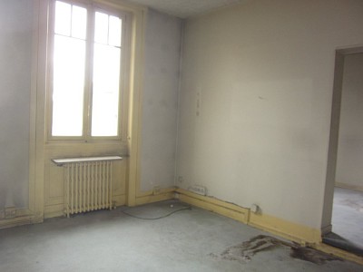 LOCAL COMMERCIAL A LOUER - ST ETIENNE SAINT FRANCOIS - 670 € HC par mois