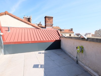 LOFT A VENDRE - ST ETIENNE FACULTE / CENTRE DEUX - 177 m2 - 237000€
