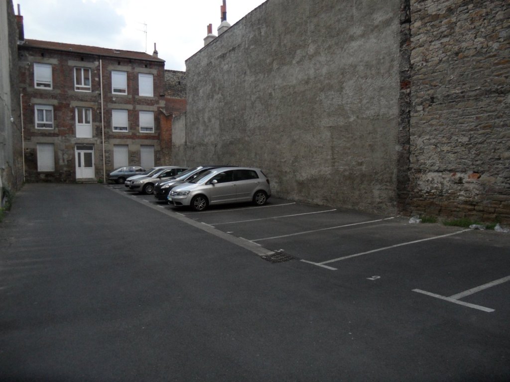 PARKING EXTERIEUR A LOUER - ST ETIENNE CENTRE VILLE - 55 &euro; charges comprises par mois