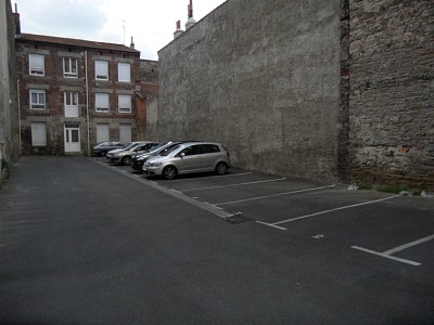 PARKING EXTERIEUR A LOUER - ST ETIENNE CENTRE VILLE - 55 € charges comprises par mois