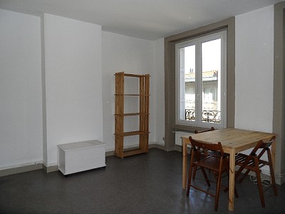 STUDIO A LOUER - ST ETIENNE CENTRE VILLE - 27,83 m2 - 340 € charges comprises par mois