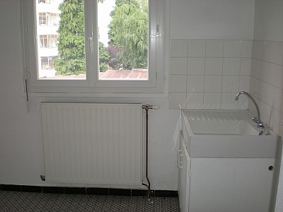STUDIO A LOUER - ST ETIENNE FAURIEL - 30 m2 - 385€ charges comprises par mois
