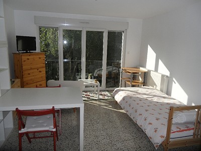 STUDIO A LOUER - ST ETIENNE FAURIEL - 26,83 m2 - 390 € charges comprises par mois