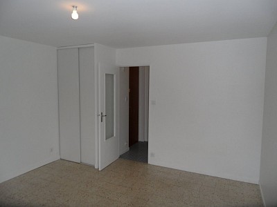 STUDIO A LOUER - ST ETIENNE FAURIEL - 30 m2 - 375€ charges comprises par mois