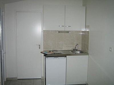 APPARTEMENT T1 A LOUER - ST ETIENNE FAURIEL - 16.07 m2 - 290 &euro; charges comprises par mois