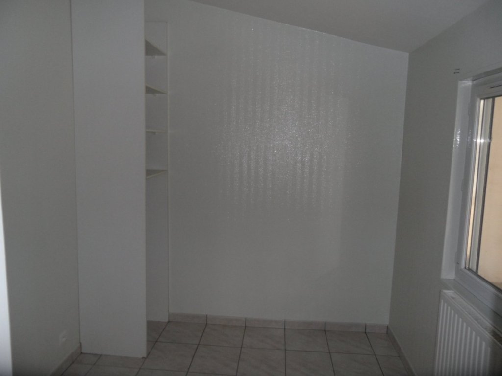 APPARTEMENT T1 A LOUER - ST ETIENNE FAURIEL - 16.07 m2 - 290 &euro; charges comprises par mois