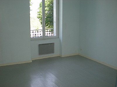 APPARTEMENT T1 A LOUER - ST ETIENNE FAURIEL - 31.66 m2 - 325�&euro; charges comprises par mois