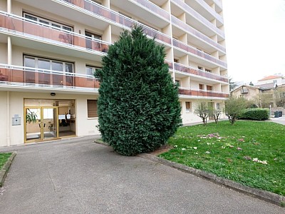 APPARTEMENT T1 A LOUER - ST ETIENNE FAURIEL - 44.25 m2 - 570€ charges comprises par mois
