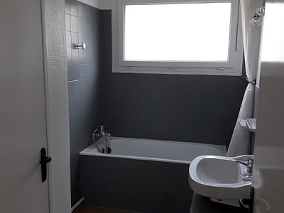 APPARTEMENT T1 A LOUER - ST ETIENNE ROND-POINT FAURIEL - 37 m2 - 365 € charges comprises par mois