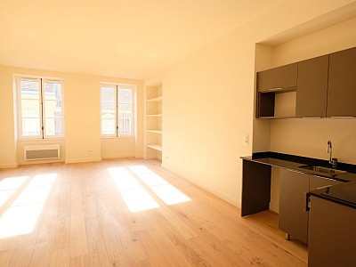 APPARTEMENT T2 A LOUER - ST ETIENNE CENTRE VILLE - 57.32 m2 - 615€ charges comprises par mois