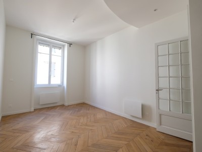 APPARTEMENT T2 A LOUER - ST ETIENNE CENTRE VILLE - 53.49 m2 - 515 € charges comprises par mois