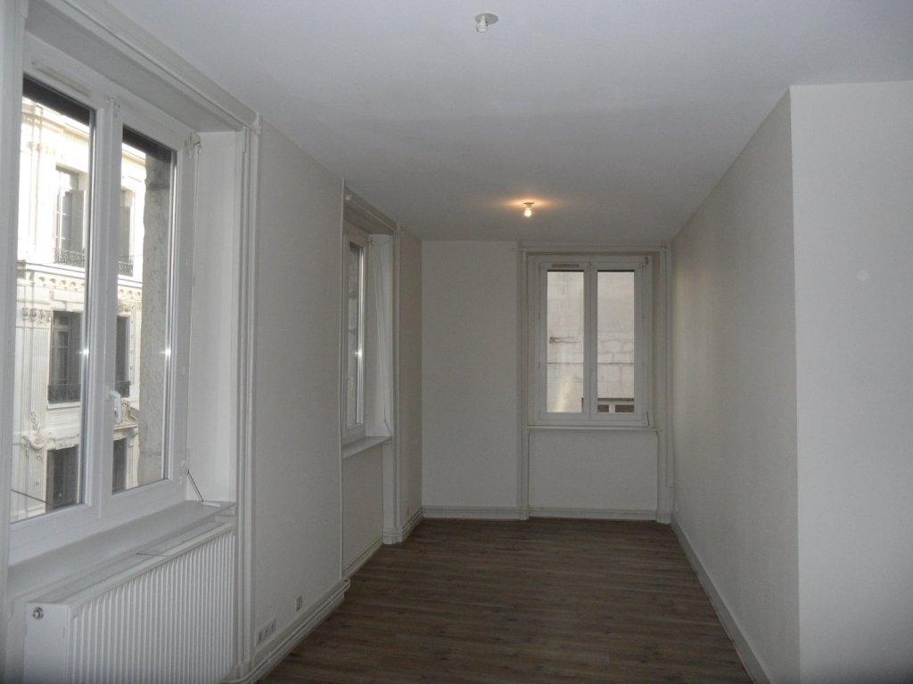 APPARTEMENT T2 A LOUER - ST ETIENNE CENTRE VILLE - 49.11 m2 - 485 &euro; charges comprises par mois