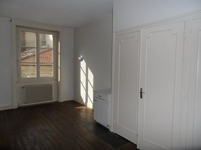 APPARTEMENT T2 A LOUER - ST ETIENNE HOTEL DE VILLE - 66,85 m2 - 395 € charges comprises par mois