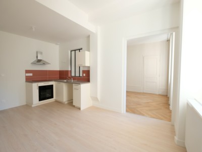 APPARTEMENT T3 A LOUER - ST ETIENNE CENTRE VILLE - 89.18 m2 - 735 € charges comprises par mois
