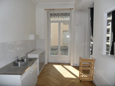 APPARTEMENT T3 A LOUER - ST ETIENNE CENTRE VILLE - 72 m2 - 650 &euro; charges comprises par mois
