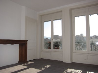 APPARTEMENT T3 A LOUER - ST ETIENNE CENTRE VILLE - 76.59 m2 - 600 € charges comprises par mois