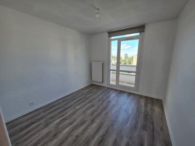 APPARTEMENT T3 A LOUER - ST ETIENNE FAURIEL - 65 m2 - 730 &euro; charges comprises par mois