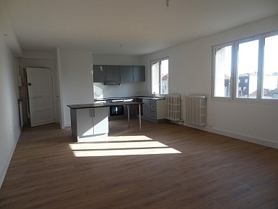 APPARTEMENT T3 A LOUER - ST ETIENNE LE SOLEIL - 69 m2 - 570 &euro; charges comprises par mois