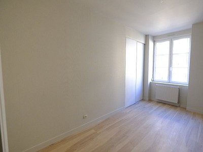 APPARTEMENT T3 A LOUER - ST ETIENNE PREFECTURE - 75 m2 - 590 € charges comprises par mois