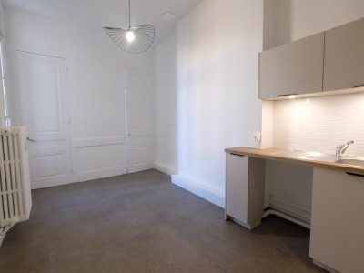 APPARTEMENT T3 A LOUER - ST ETIENNE PREFECTURE - 121 m2 - 890 € charges comprises par mois
