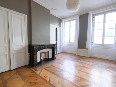 APPARTEMENT T4 A LOUER - ST ETIENNE CENTRE VILLE - 144.84 m2 - 780 € charges comprises par mois