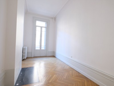 APPARTEMENT T4 A LOUER - ST ETIENNE PREFECTURE - 139.49 m2 - 950 € charges comprises par mois