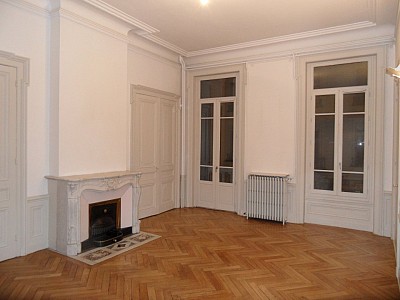 APPARTEMENT T5 A LOUER - ST ETIENNE CENTRE VILLE - 140.41 m2 - 1010€ charges comprises par mois