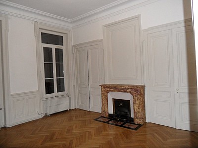 APPARTEMENT T5 A LOUER - ST ETIENNE CENTRE VILLE - 140.41 m2 - 1010€ charges comprises par mois