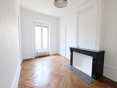 APPARTEMENT T3 A LOUER - ST ETIENNE CENTRE VILLE - 107.02 m2 - 750€ charges comprises par mois