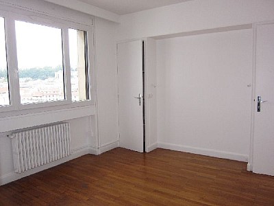 APPARTEMENT T5 A LOUER - ST ETIENNE CENTRE VILLE - 106.74 m2 - 880 € charges comprises par mois