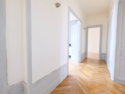 APPARTEMENT T5 A LOUER - ST ETIENNE PLACE DORIAN - 135.63 m2 - 845�&euro; charges comprises par mois