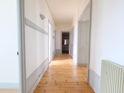 APPARTEMENT T5 A LOUER - ST ETIENNE PLACE DORIAN - 135.63 m2 - 845�&euro; charges comprises par mois