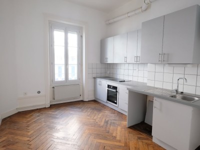 APPARTEMENT T5 A LOUER - ST ETIENNE PREFECTURE - 158 m2 - 970�&euro; charges comprises par mois