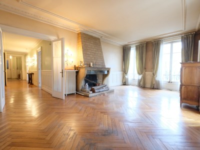 APPARTEMENT T5 A VENDRE - ST ETIENNE CENTRE VILLE - 201.23 m2 - 235000 €