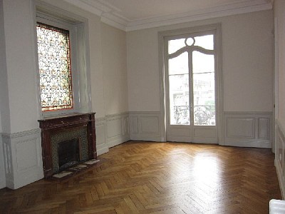 APPARTEMENT T6 A LOUER - ST ETIENNE BADOUILLRE - 217.13 m2 - 1600 € charges comprises par mois