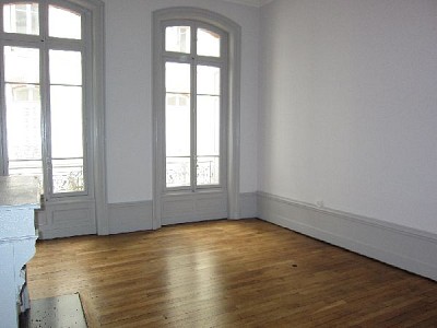 APPARTEMENT T6 A LOUER - ST ETIENNE BADOUILLRE - 217.13 m2 - 1600 € charges comprises par mois