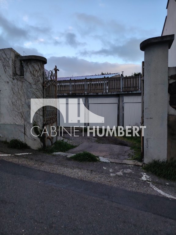 À proximité du cours Fauriel, au niveau de la Chambre de commerce, ce garage individuel et fermé est disponible à la location. Il se situe dans une cour au 25 rue Henri Déchaud