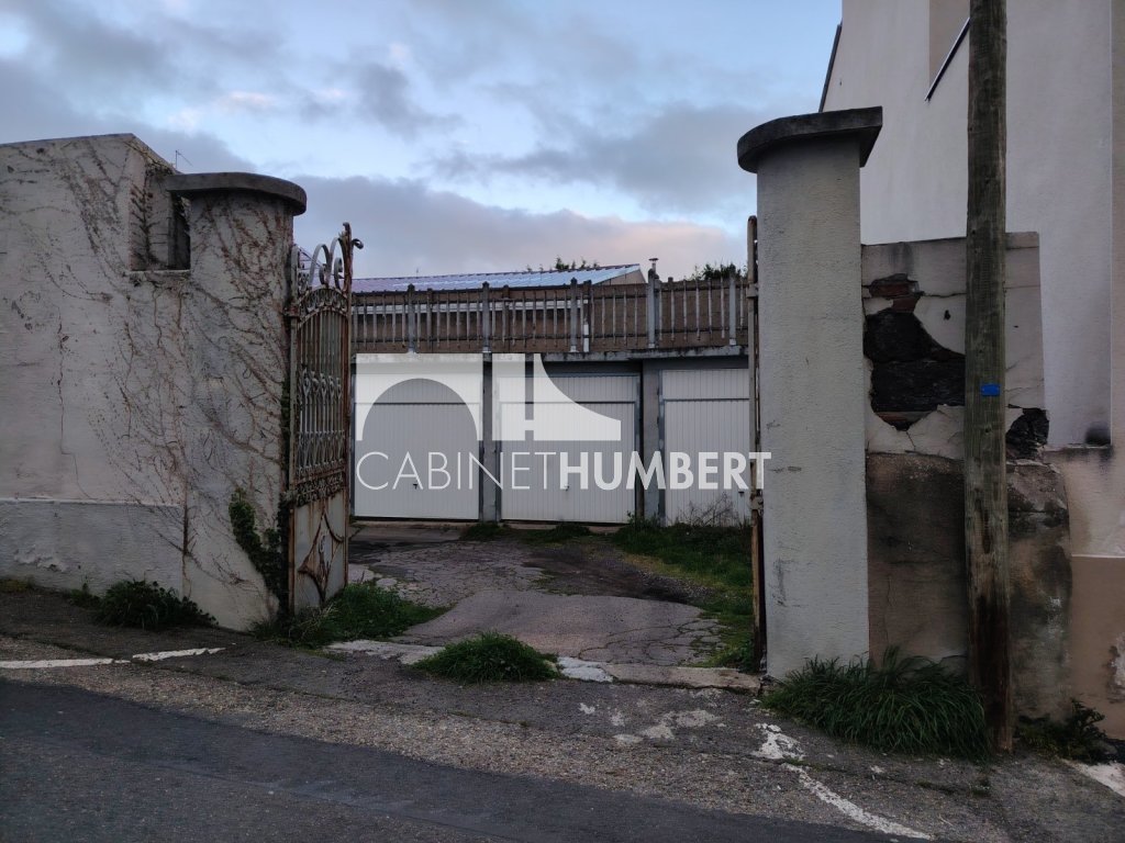 À proximité du cours Fauriel, au niveau de la Chambre de commerce, ce garage individuel et fermé est disponible à la location. Il se situe dans une cour au 25 rue Henri Déchaud