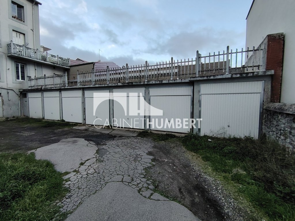 À proximité du cours Fauriel, au niveau de la Chambre de commerce, ce garage individuel et fermé est disponible à la location. Il se situe dans une cour au 25 rue Henri Déchaud
